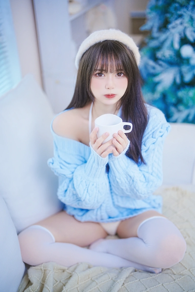 Tina很妖孽呀《蓝色秋冬毛衣》主题写真：28张全套美图