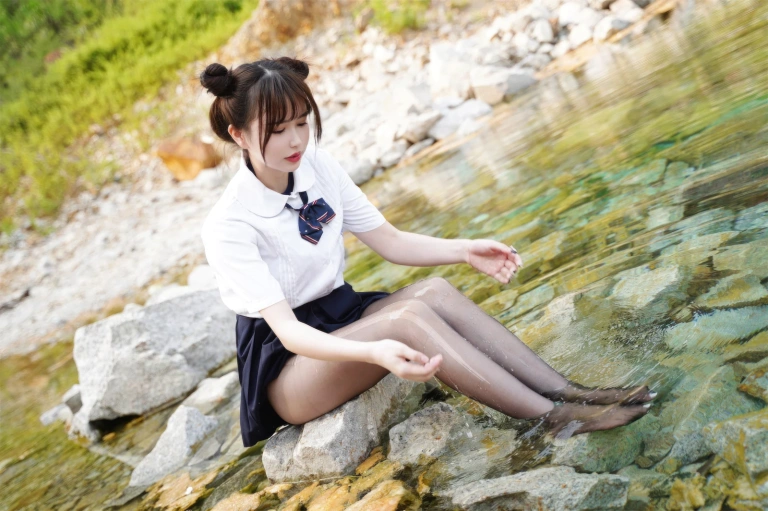 Tina很妖孽呀《小溪体操服死库水JK》主题写真：56张全套美图