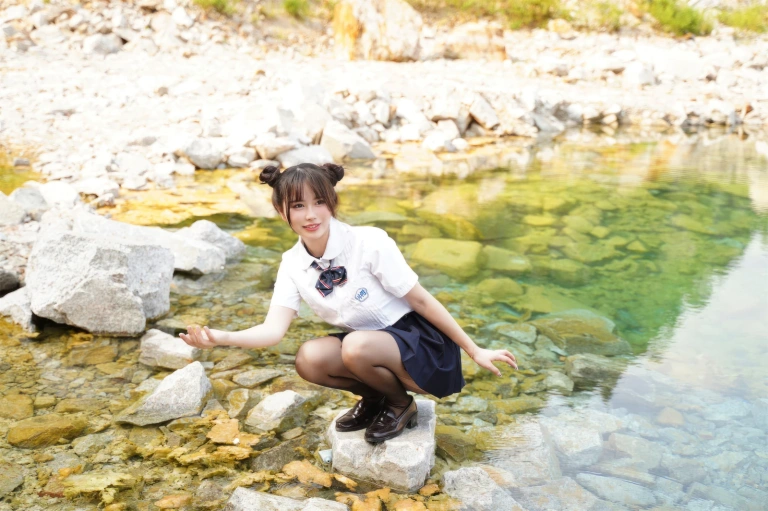 Tina很妖孽呀《小溪体操服死库水JK》主题写真：56张全套美图