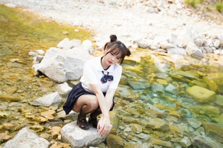Tina很妖孽呀《小溪体操服死库水JK》主题写真：56张全套美图