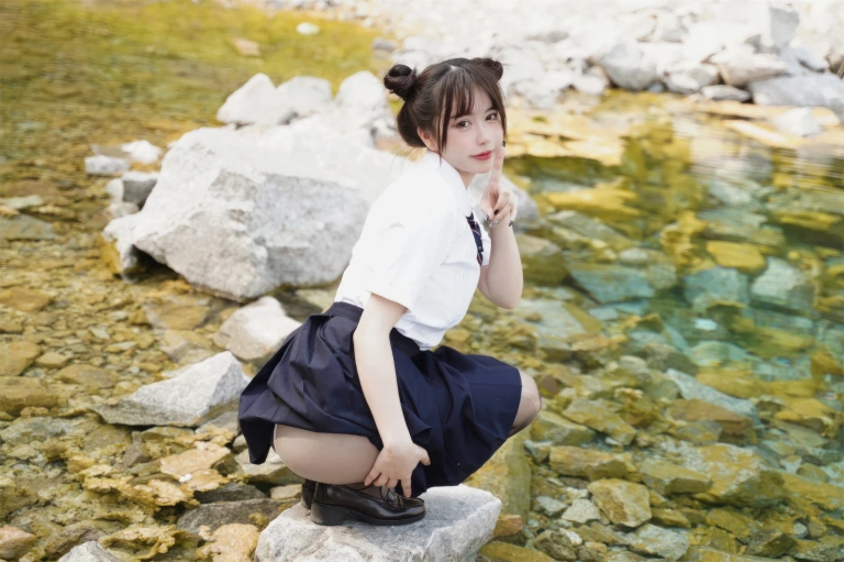 Tina很妖孽呀《小溪体操服死库水JK》主题写真：56张全套美图