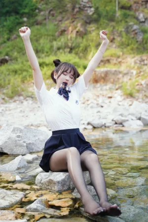 Tina很妖孽呀《小溪体操服死库水JK》主题写真：56张全套美图