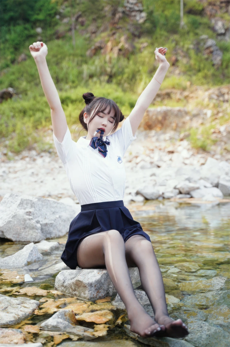 Tina很妖孽呀《小溪体操服死库水JK》主题写真：56张全套美图