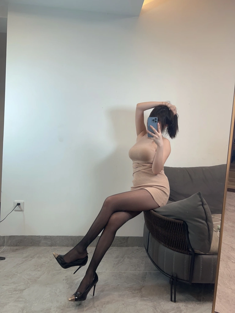 Tina很妖孽呀《黑丝足控》主题写真：26张全套美图，含2个视频