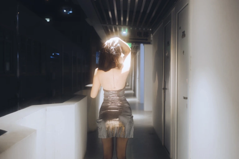 Tina很妖孽呀《夜色连衣裙》主题写真：37张全套美图