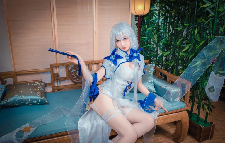 封疆疆v《碧蓝航线 光辉cos》主题写真：15张全套美图