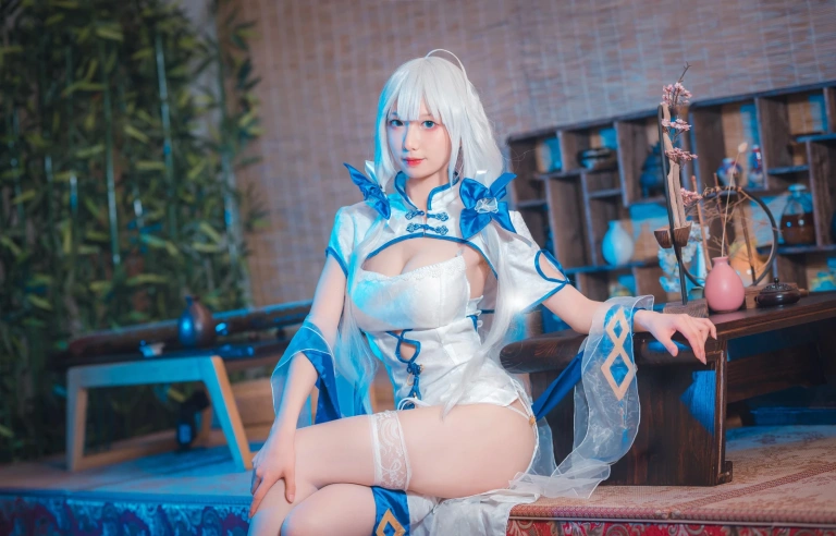 封疆疆v《碧蓝航线 光辉cos》主题写真：15张全套美图