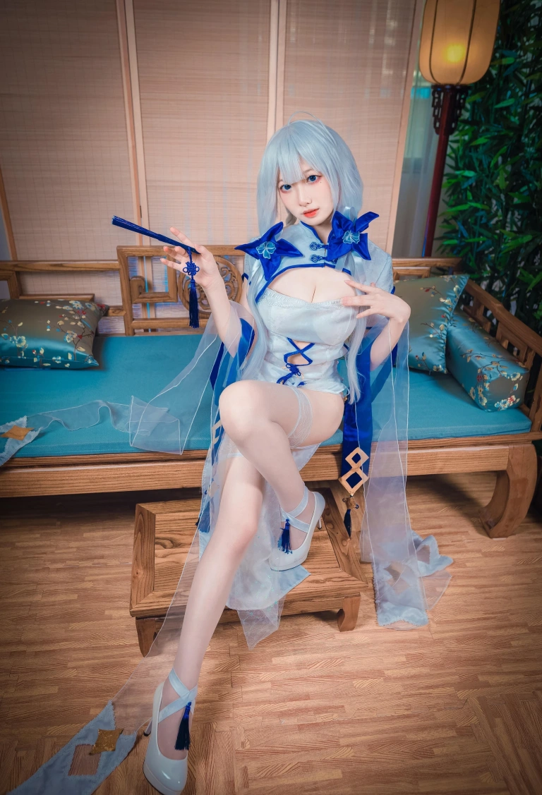 封疆疆v《碧蓝航线 光辉cos》主题写真：15张全套美图