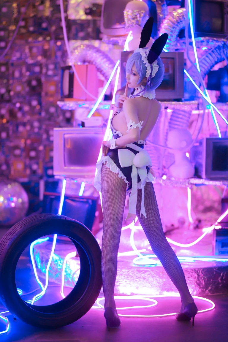 封疆疆v《蕾姆兔女郎》主题写真：18张全套美图
