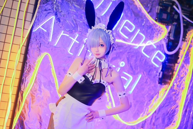 封疆疆v《蕾姆兔女郎》主题写真：18张全套美图