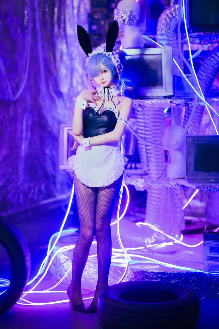 封疆疆v《蕾姆兔女郎》主题写真：18张全套美图