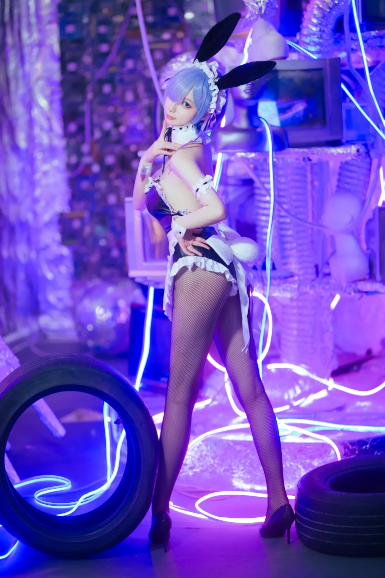封疆疆v《蕾姆兔女郎》主题写真：18张全套美图