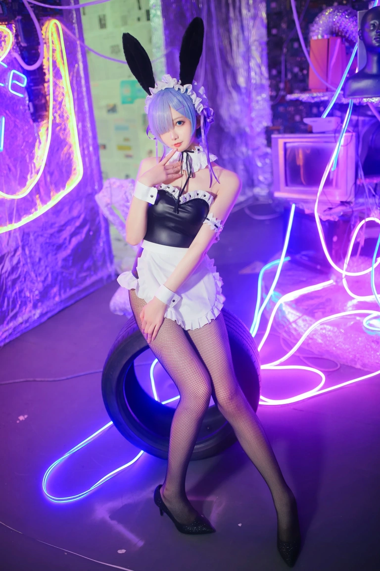 封疆疆v《蕾姆兔女郎》主题写真：18张全套美图