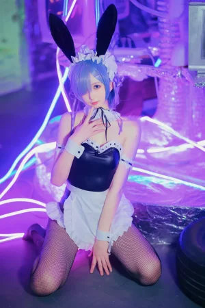 封疆疆v《蕾姆兔女郎》主题写真：18张全套美图