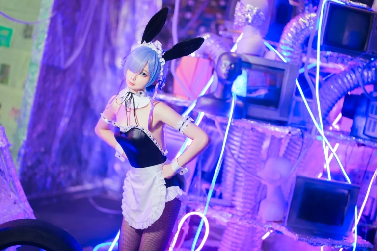 封疆疆v《蕾姆兔女郎》主题写真：18张全套美图