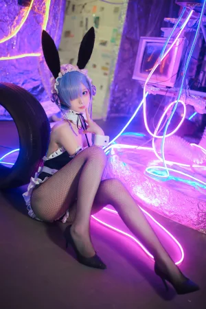 封疆疆v《蕾姆兔女郎》主题写真：18张全套美图