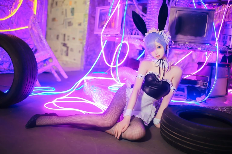 封疆疆v《蕾姆兔女郎》主题写真：18张全套美图