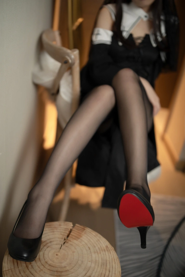 封疆疆v《黑色修女》主题写真：40张全套美图