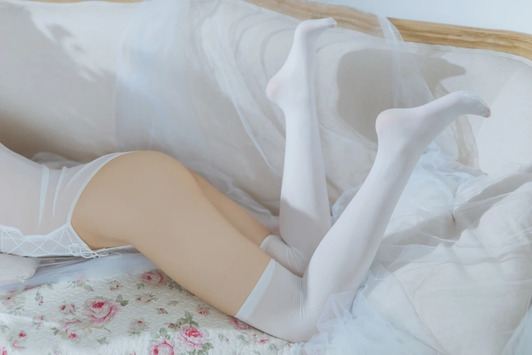 封疆疆v《纯欲连体衣》主题写真：40张全套美图