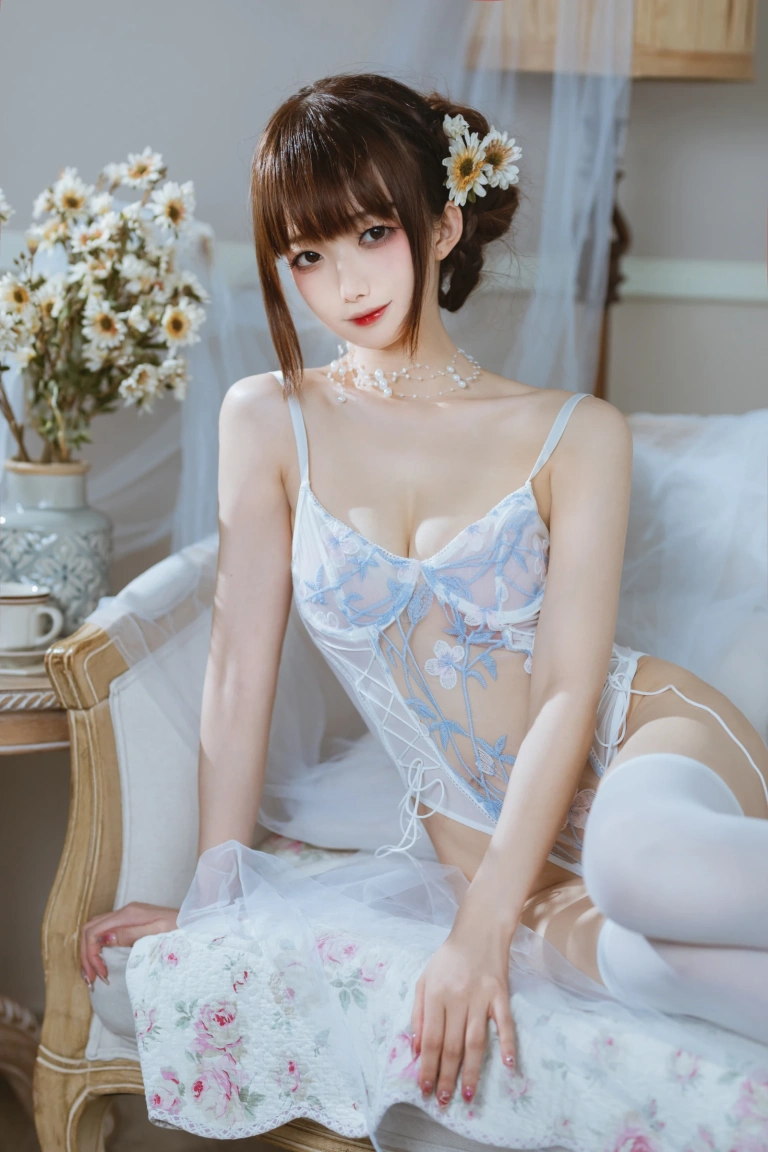 封疆疆v《纯欲连体衣》主题写真：40张全套美图