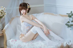 封疆疆v《纯欲连体衣》主题写真：40张全套美图