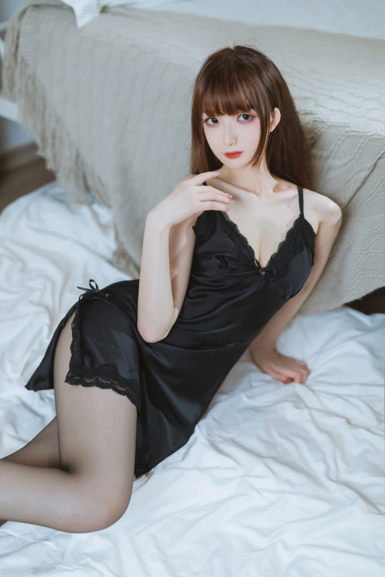 封疆疆v《黑丝睡衣》主题写真：32张全套美图