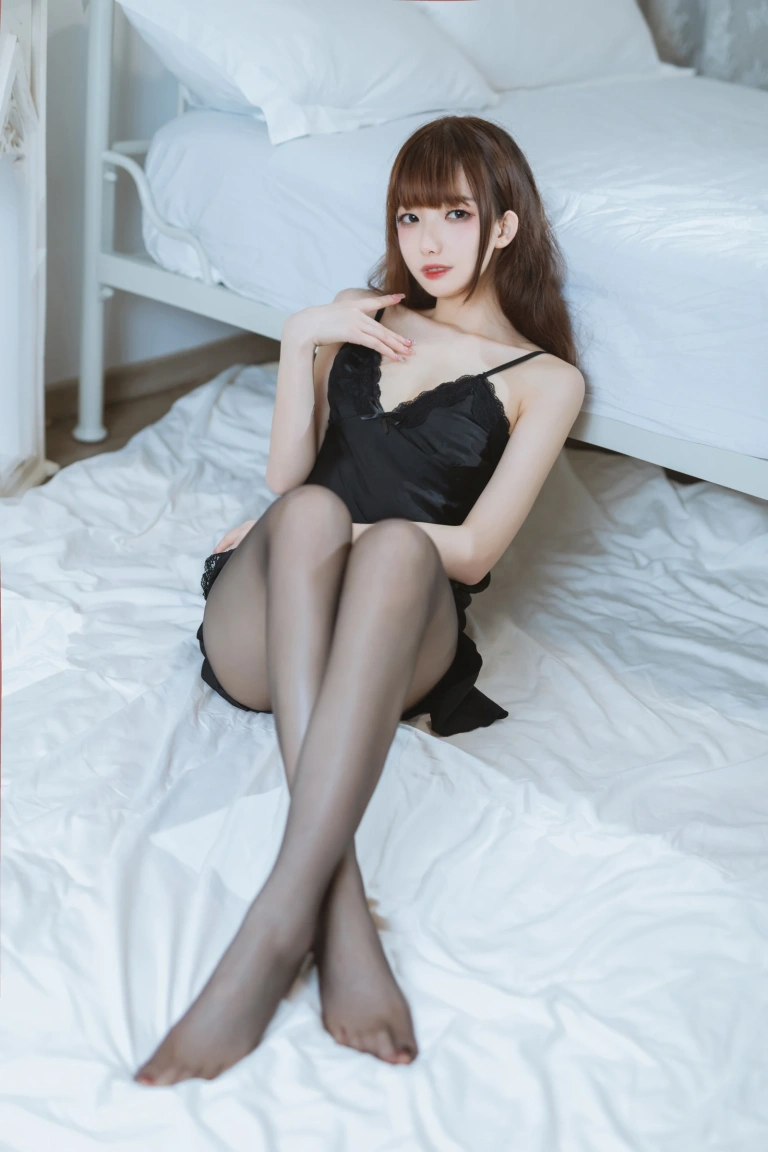封疆疆v《黑丝睡衣》主题写真：32张全套美图
