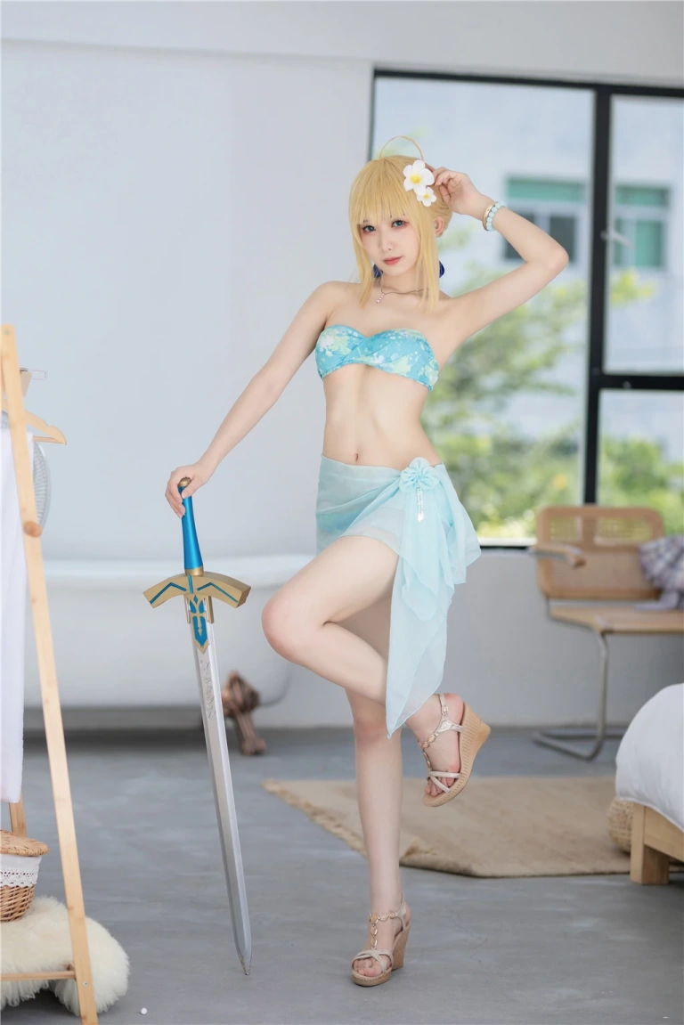 封疆疆v《阿尔托莉雅·潘德拉贡 泳装》主题写真：40张全套美图