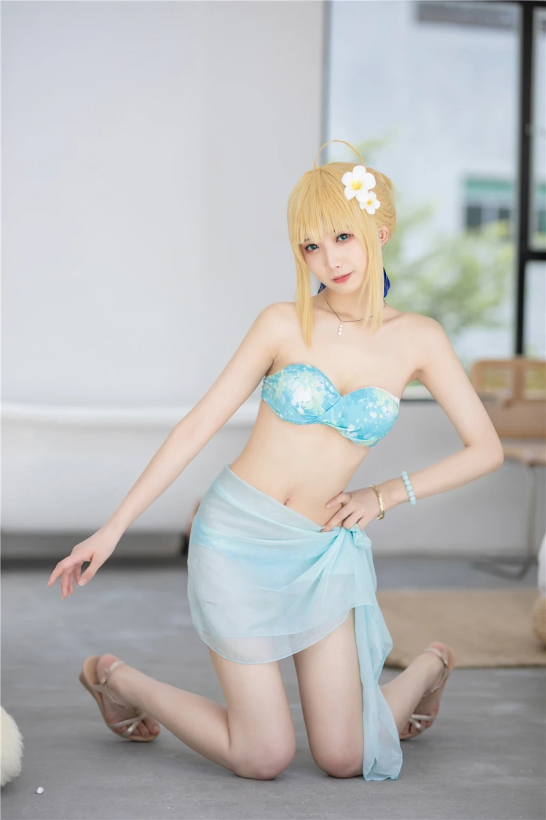 封疆疆v《阿尔托莉雅·潘德拉贡 泳装》主题写真：40张全套美图