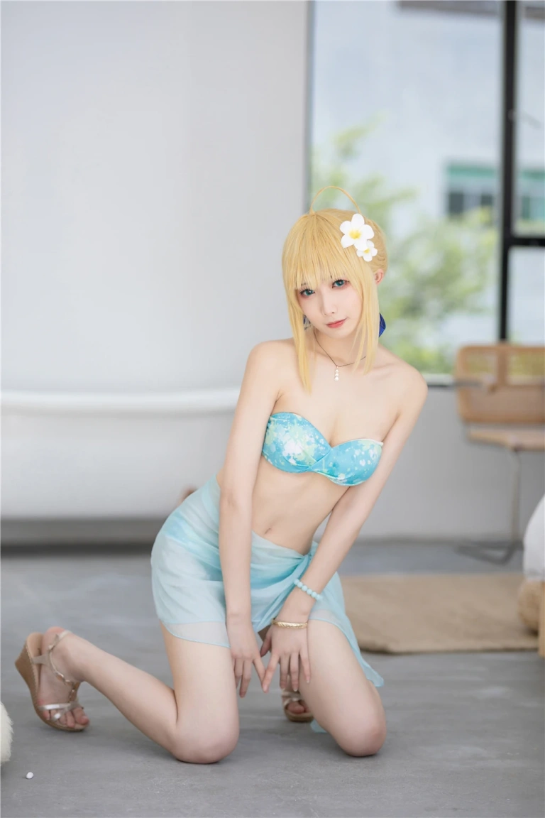 封疆疆v《阿尔托莉雅·潘德拉贡 泳装》主题写真：40张全套美图