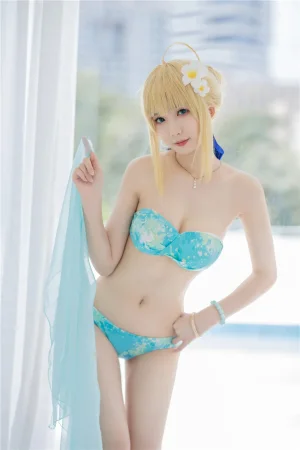 封疆疆v《阿尔托莉雅·潘德拉贡 泳装》主题写真：40张全套美图