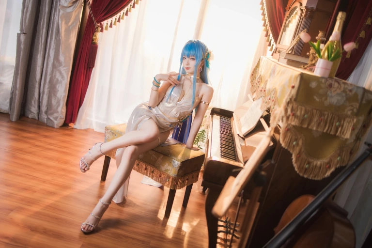 封疆疆v《NIKKE 胜利女神 海伦娜》主题写真：34张全套美图