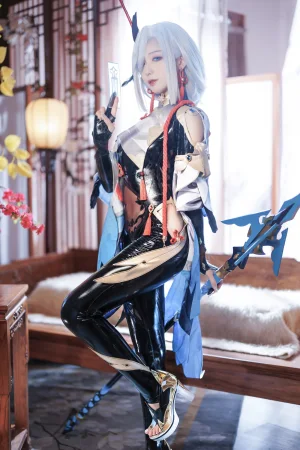 封疆疆v《原神 申鹤》主题写真：31张全套美图