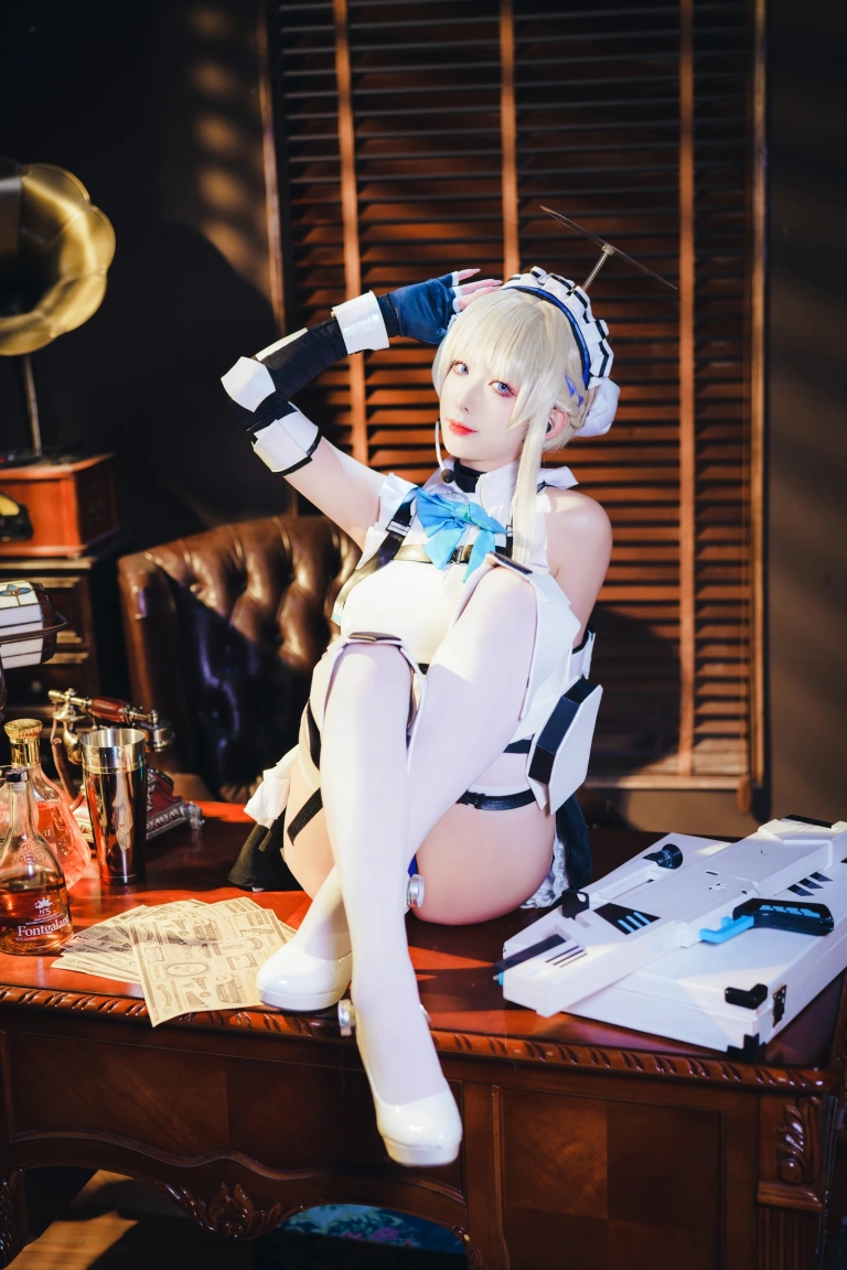 封疆疆v《飞鸟马时 女仆》主题写真：41张全套美图