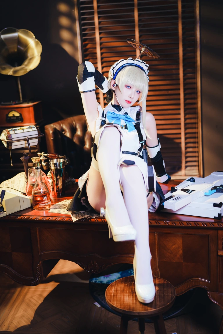 封疆疆v《飞鸟马时 女仆》主题写真：41张全套美图