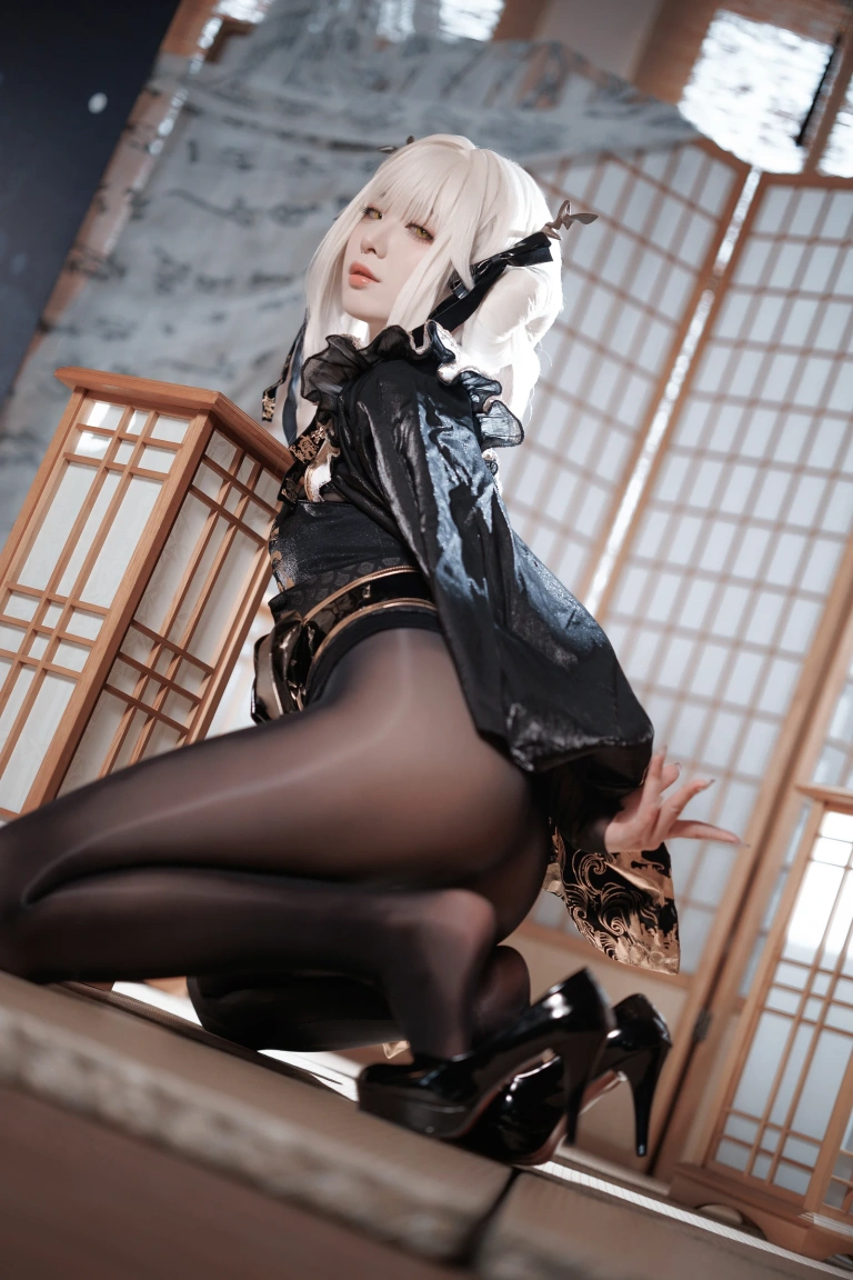封疆疆v《NIKKE 白兔布兰儿 和服》主题写真：40张全套美图