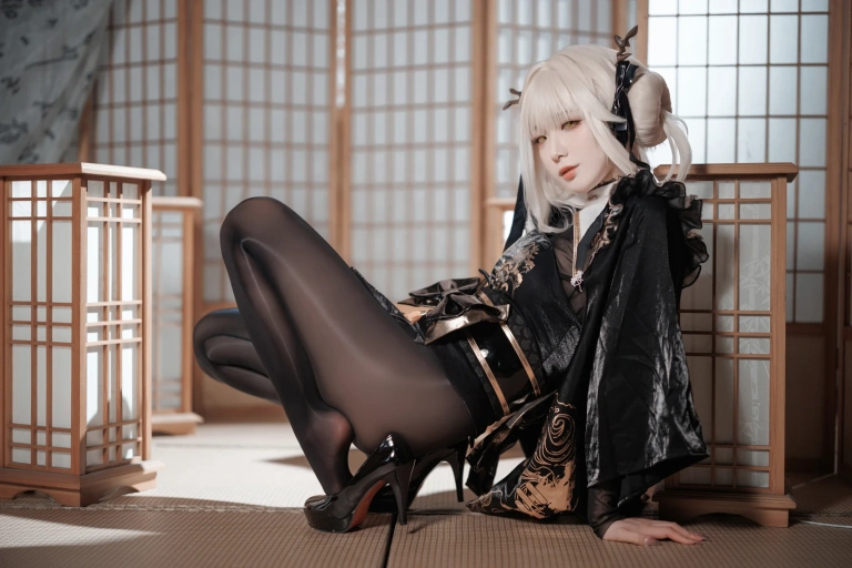 封疆疆v《NIKKE 白兔布兰儿 和服》主题写真：40张全套美图