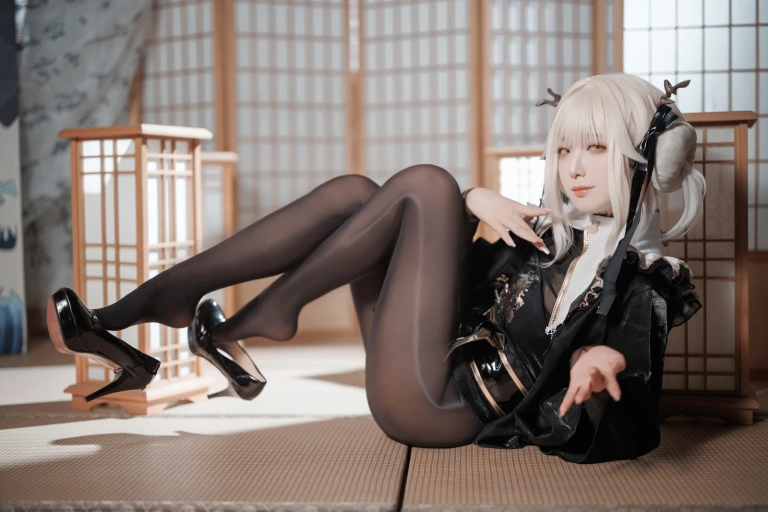 封疆疆v《NIKKE 白兔布兰儿 和服》主题写真：40张全套美图