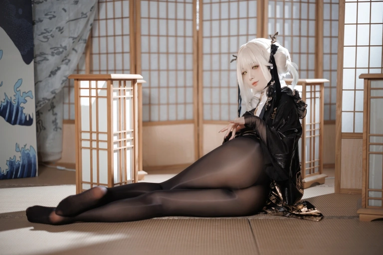 封疆疆v《NIKKE 白兔布兰儿 和服》主题写真：40张全套美图