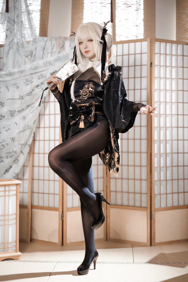 封疆疆v《NIKKE 白兔布兰儿 和服》主题写真：40张全套美图