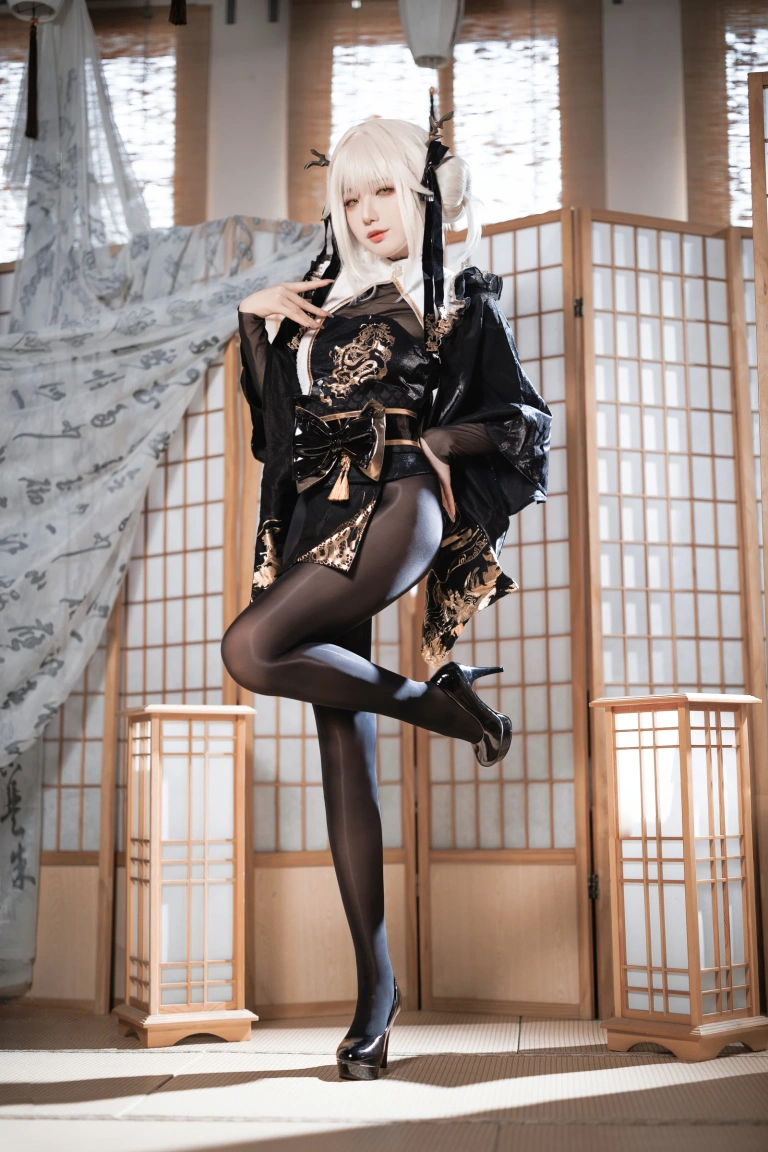 封疆疆v《NIKKE 白兔布兰儿 和服》主题写真：40张全套美图