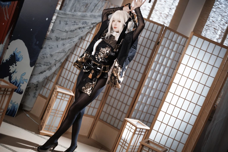 封疆疆v《NIKKE 白兔布兰儿 和服》主题写真：40张全套美图
