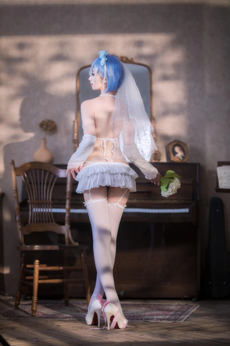 封疆疆v《蕾姆花嫁》主题写真：26张全套美图