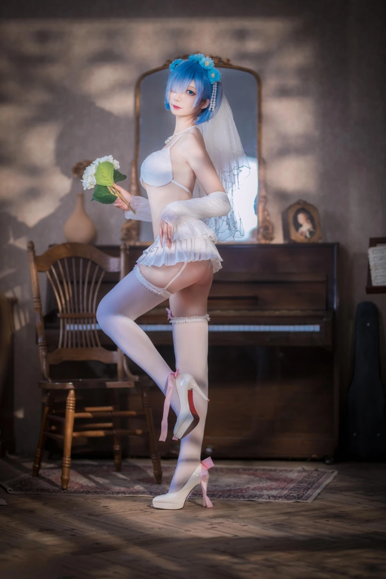 封疆疆v《蕾姆花嫁》主题写真：26张全套美图