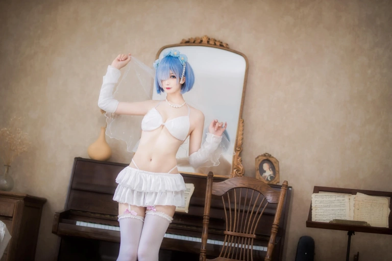 封疆疆v《蕾姆花嫁》主题写真：26张全套美图