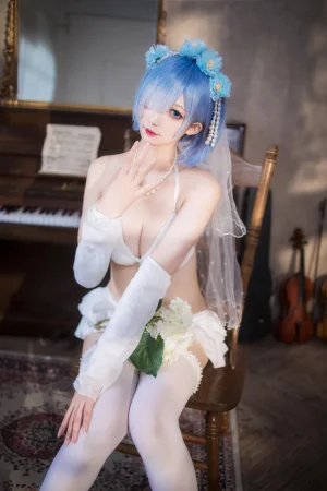 封疆疆v《蕾姆花嫁》主题写真：26张全套美图