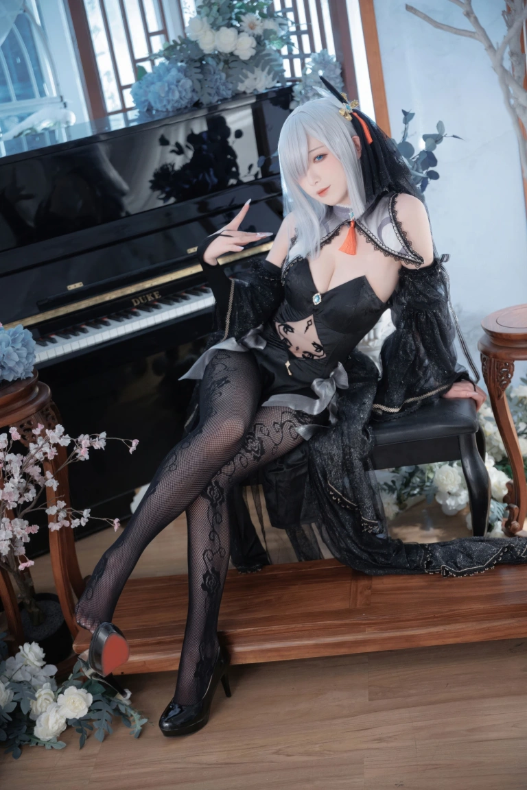 封疆疆v《原神 申鹤同人黑婚纱》主题写真：20张全套美图