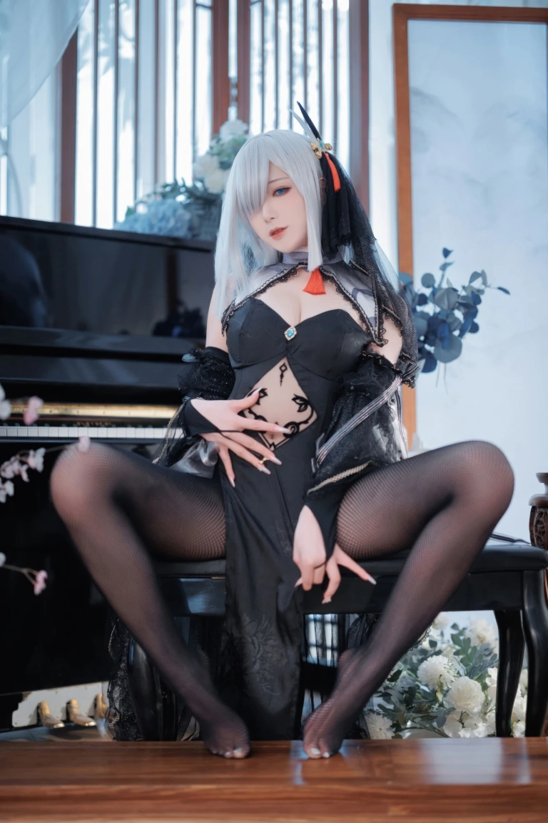 封疆疆v《原神 申鹤同人黑婚纱》主题写真：20张全套美图