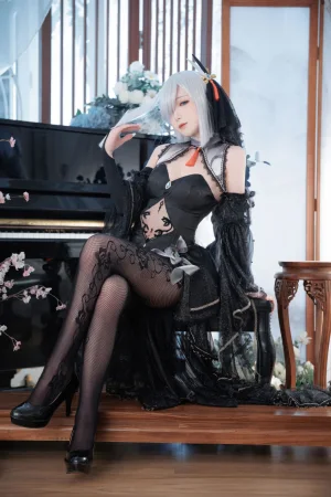 封疆疆v《原神 申鹤同人黑婚纱》主题写真：20张全套美图
