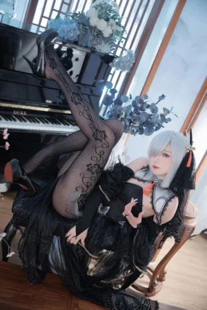 封疆疆v《原神 申鹤同人黑婚纱》主题写真：20张全套美图